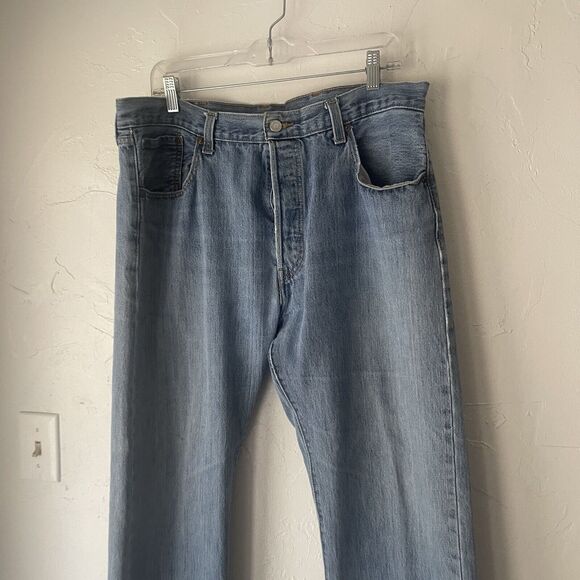 Levi's 501 Mens Size 38 X 36 Light Wash Button Fly 100 Cotton Straight Leg Jeans - Picture 3 of 10